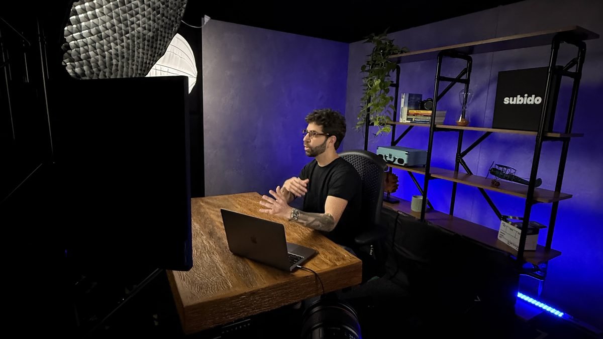 Caio Maia, fundador da Maia Mídia, trabalhando no computador em estúdio