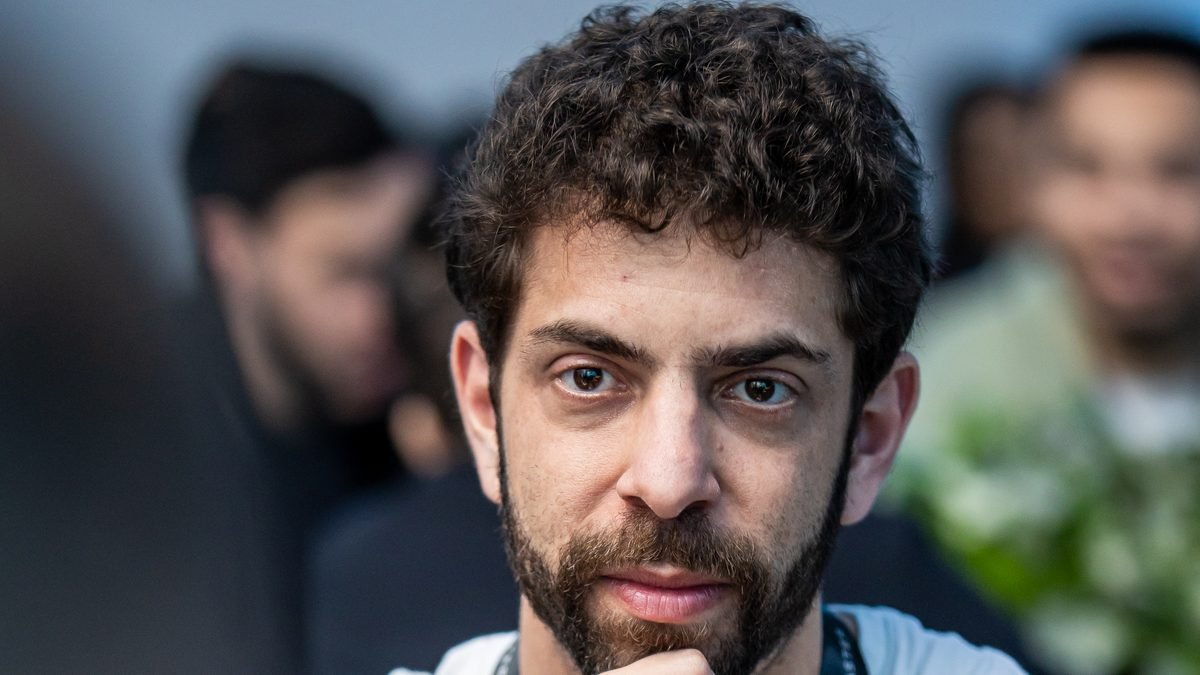 Caio Maia, fundador da Maia Mídia, ouvindo com atenção em um evento