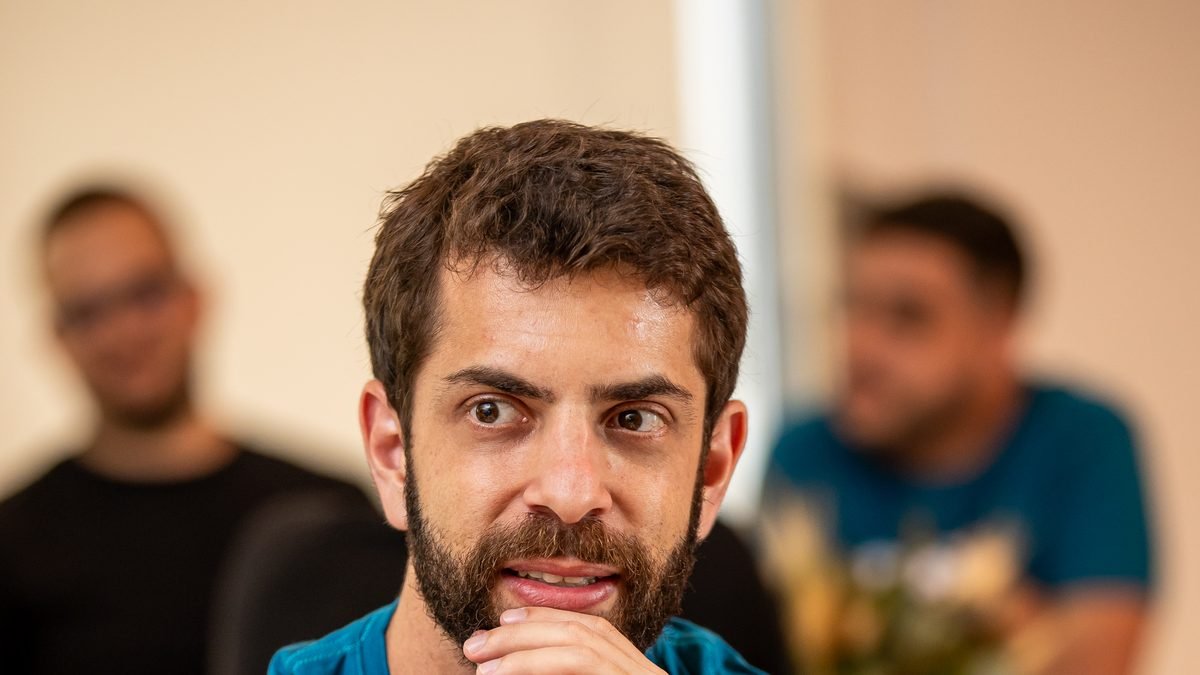 Caio Maia, fundador da Maia Mídia, em conversa com empreendedores à mesa