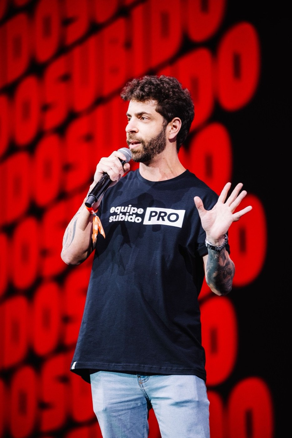 Caio Maia falando no palco do Subido PRO