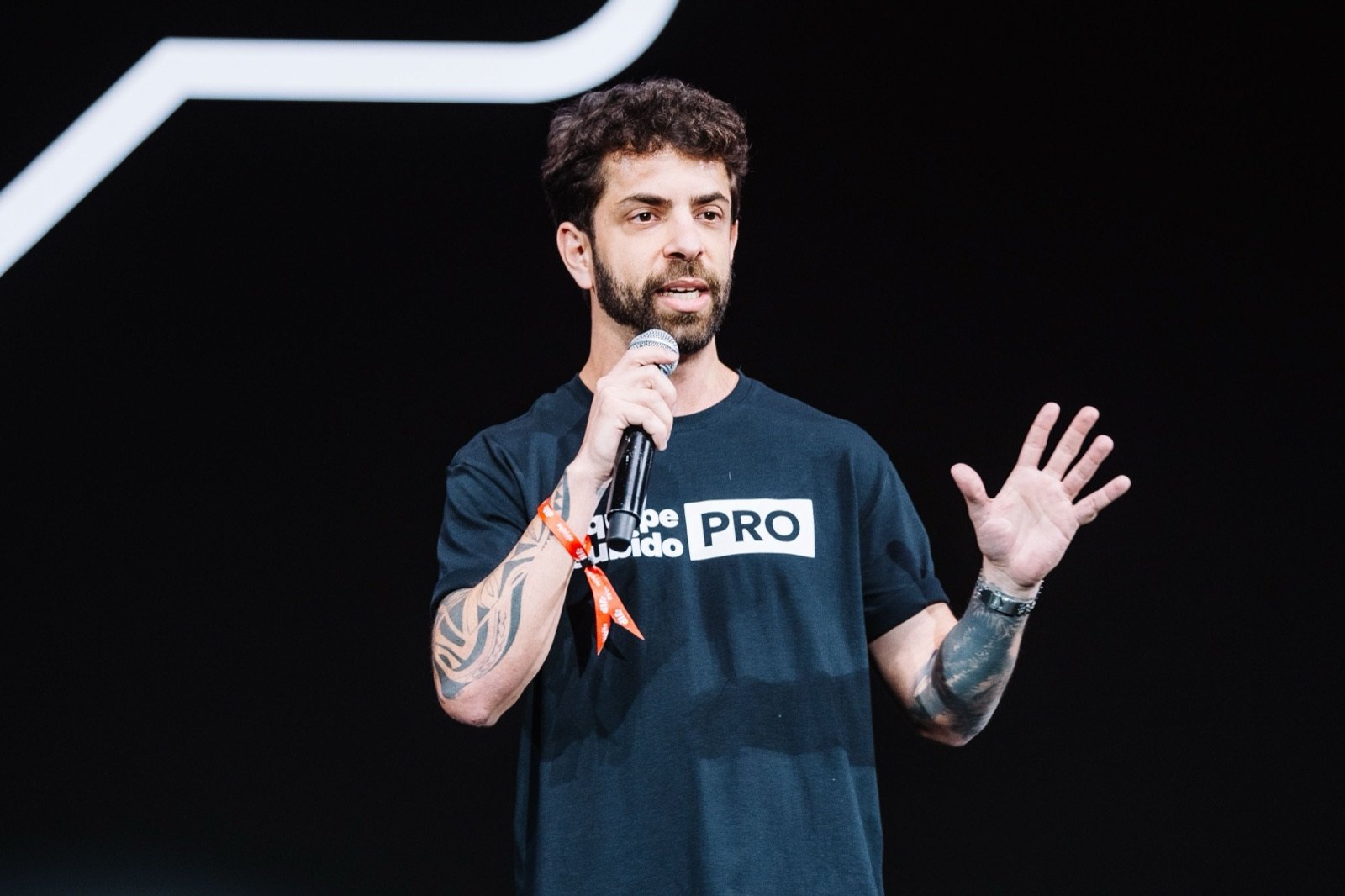 Caio Maia palestrando no palco do Subido PRO
